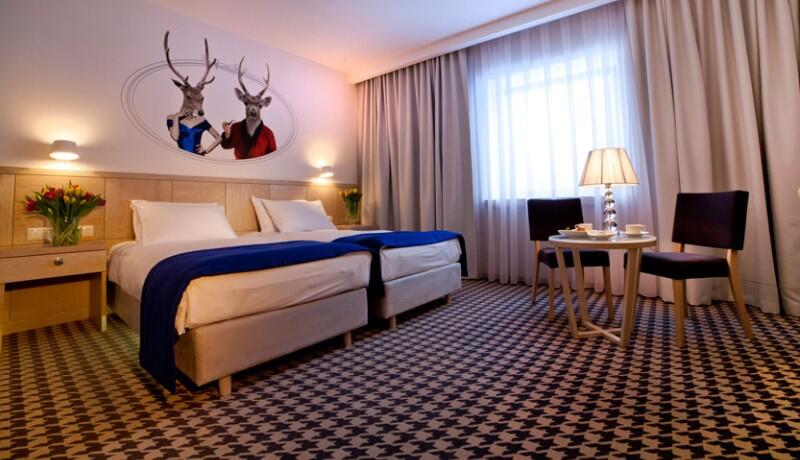 Room service i inne usługi dodatkowe w hotelu – co warto wiedzieć przed rezerwacją?