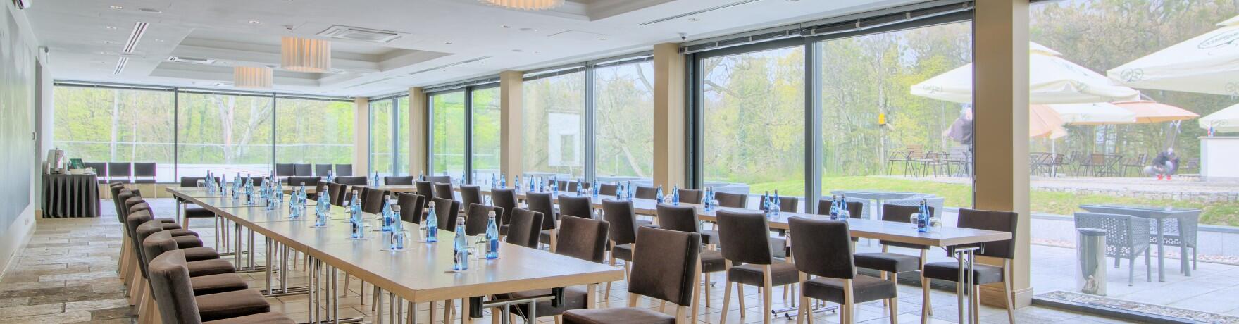 Wynajem sal konferencyjnych – jak wybrać idealne miejsce na spotkanie biznesowe?