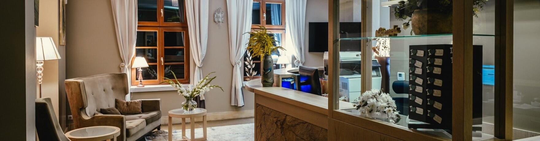 Zameldowanie i wymeldowanie w hotelu – procedury w służbie komfortu gości